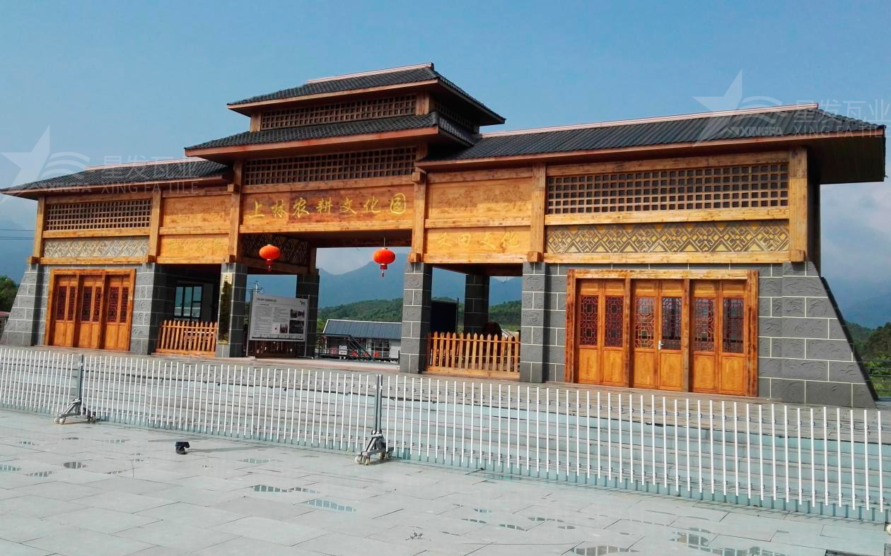 合成樹(shù)脂瓦為旅游景點(diǎn)增添了色彩與生機，集美觀(guān)與實(shí)用于一身！